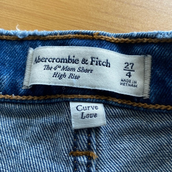 ABERCROMBIE & FITCH The 4” Mom Short High Rise Curve Love Raw Hem Distressed - Picture 6 of 6